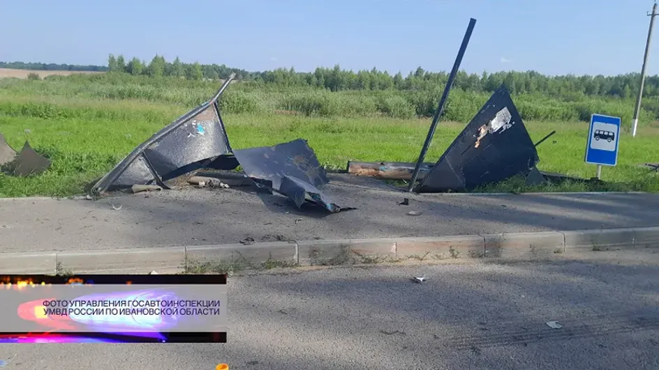 В Ивановской области водитель разрушил автобусную остановку