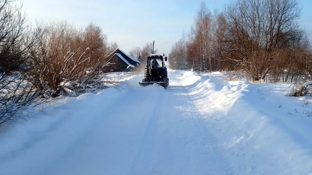 10 единиц спецтехники очищают региональные и межпоселковые дороги Кинешемского района