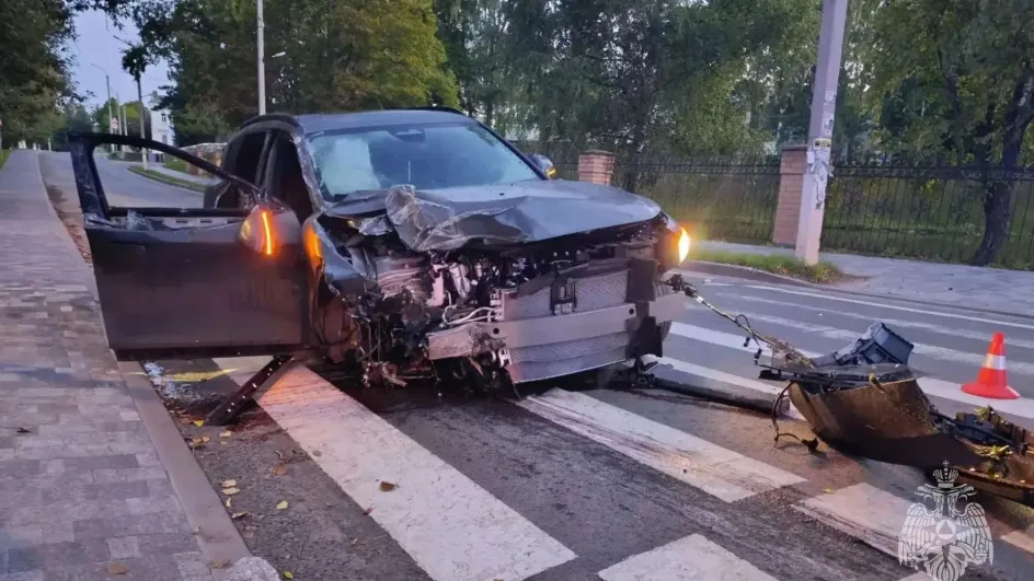 В Фурманове 20-летняя девушка въехала в столб на иномарке