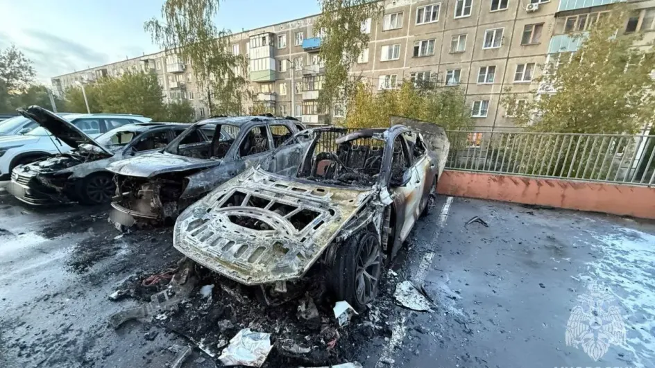 Уничтоженные поджигателем машины в Иванове попали на камеру