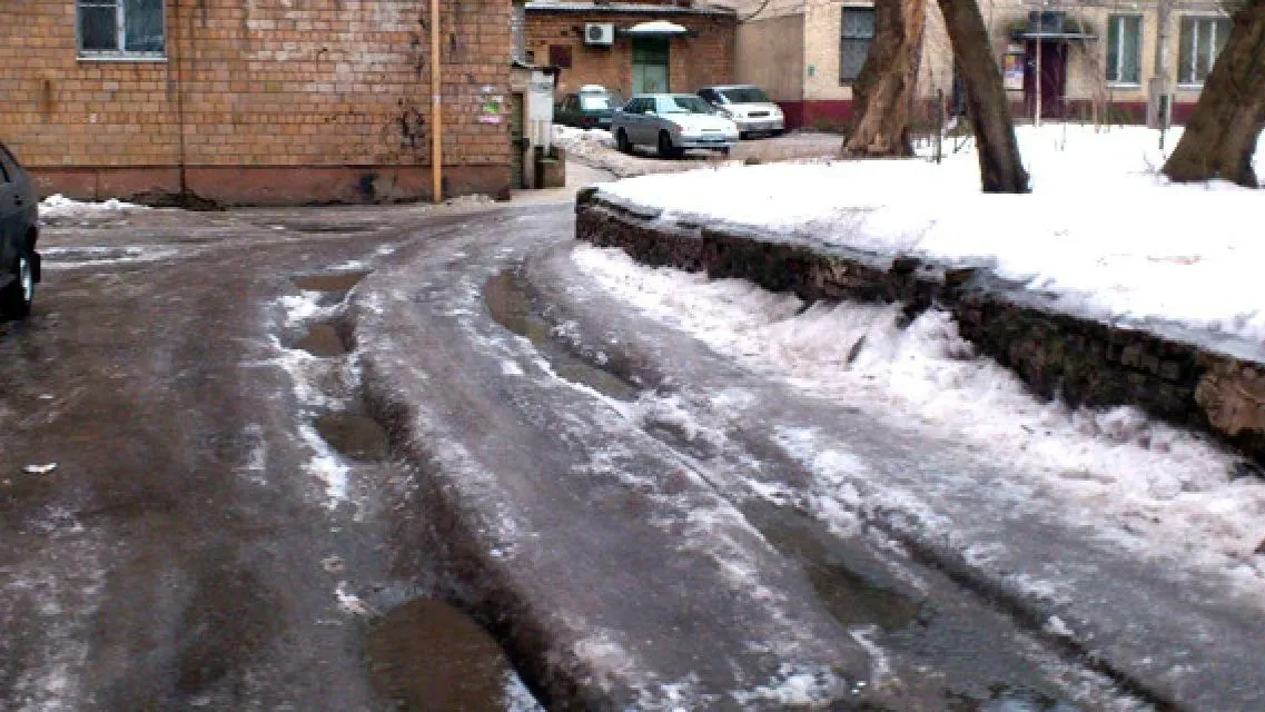 В трети ивановских дворов не чистят территорию от снега и льда