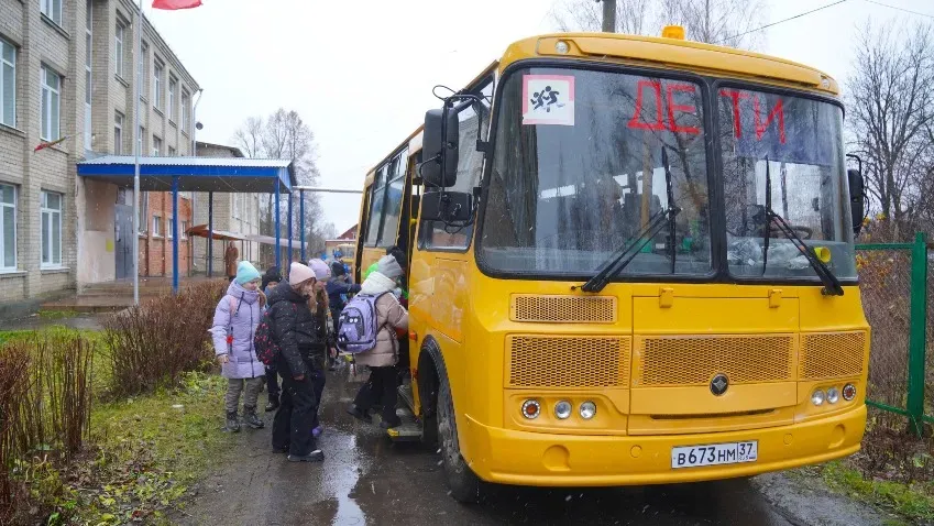 В регионе школы получили 17 новых автобусов