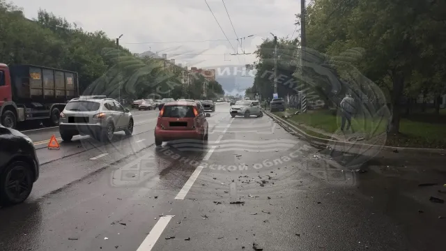 В центре Иванова кроссовер влетел в остановку транспорта