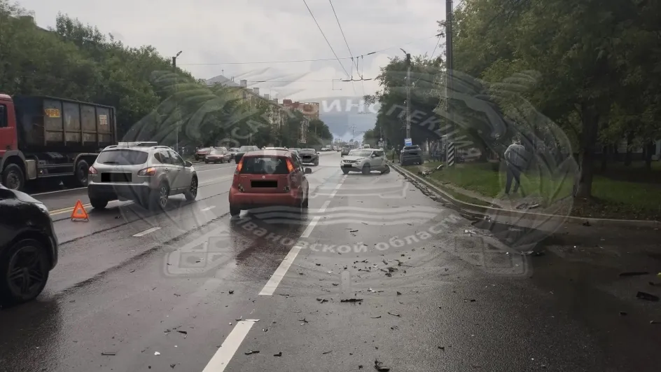В центре Иванова кроссовер влетел в остановку транспорта
