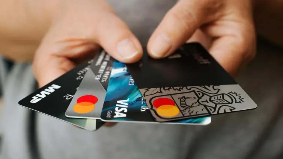 В ЦБ обсуждают возможный лимит на число банковских карт