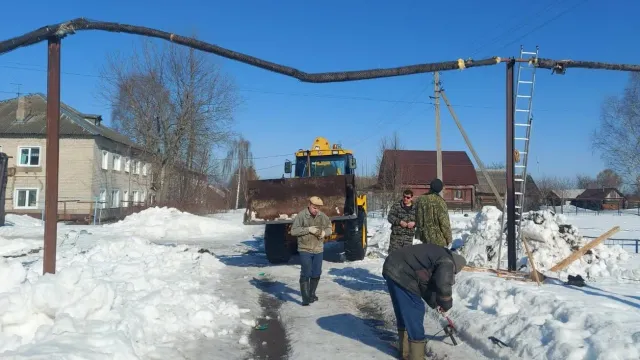 В деревне Луговое приступили к восстановительным работам на поврежденной линии теплотрассы