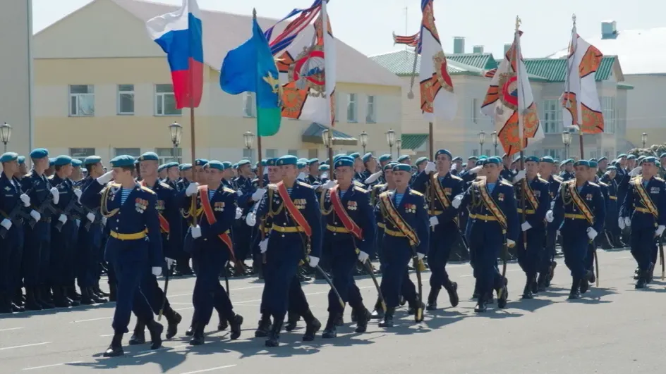 На юбилее 98-й дивизии военнослужащих и ветеранов поздравили и вручили награды