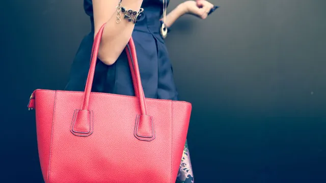 Рубль взлетает: сумки из США заполонили Россию!