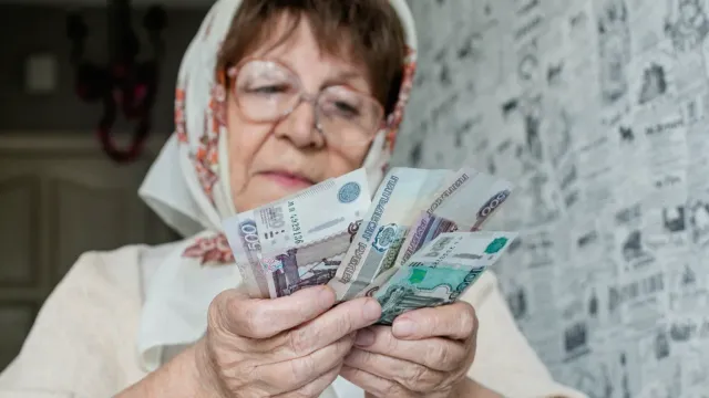 Пенсионеры в шоке: Откуда падают деньги?