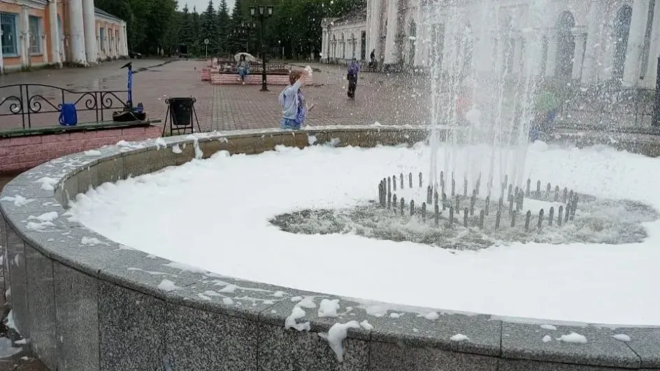 Клининг-активисты Шуи провели акцию протеста, запустив моющие средства в городской фонтан