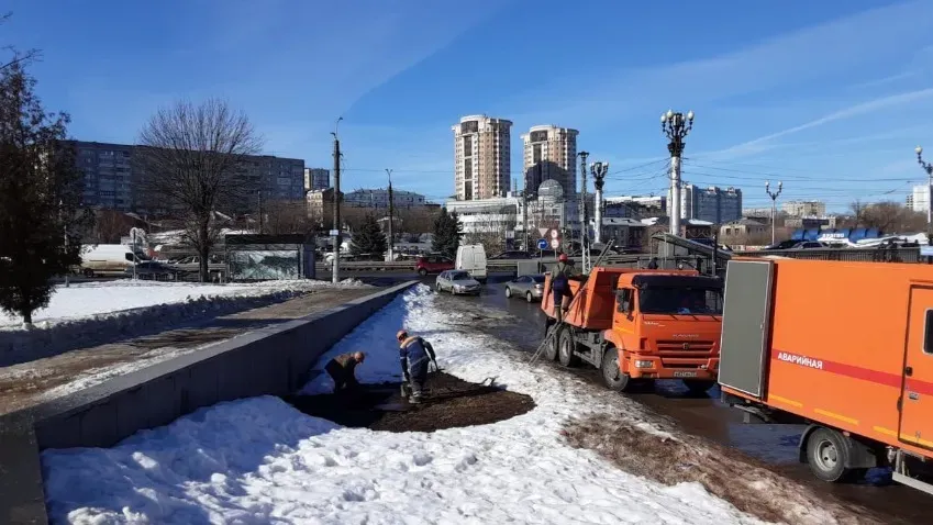 В Иванове сотрудники «Водоканала» чистят дюкеры от мусора после таяния снега