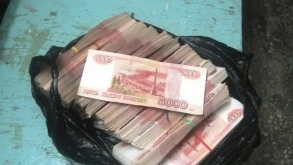 В Кинешме пенсионерка отнесла аферистам 2,6 млн руб. в черном пакете В Кинешме пенсионерка отнесла аферистам 2,6 млн руб. в черном пакете