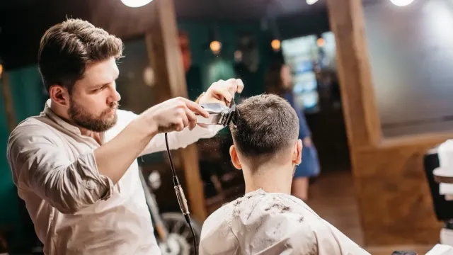 Барбершоп не по карману: У россиян нет денег?