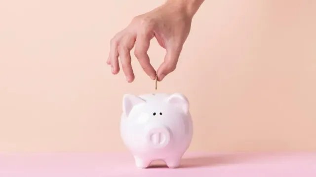 Россияне не копят: Деньги просто утекают!