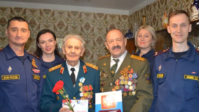 Сотрудники УФСИН в Иванове поздравили ветерана ВОВ Г.В. Зубкова с наступающим праздником