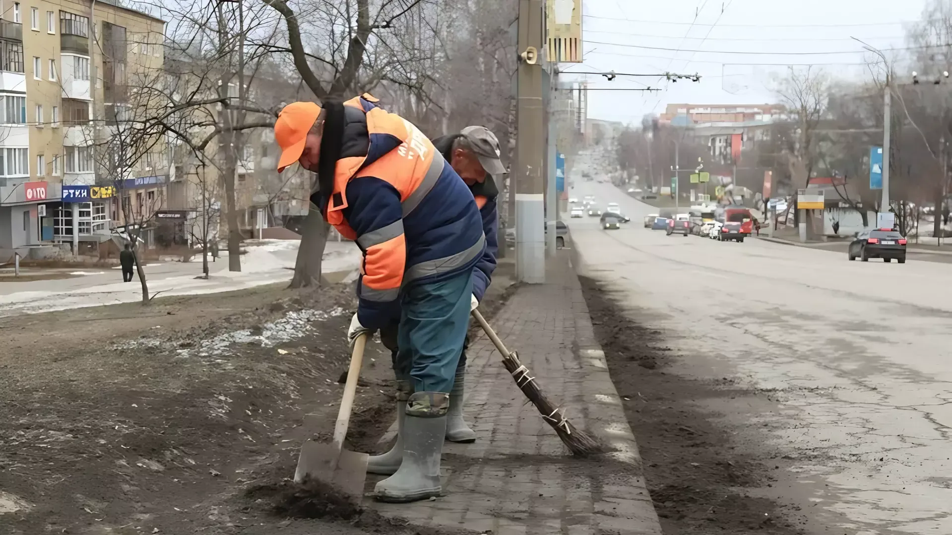 На уборку дорог днём 15 апреля направлены четыре пылеуборочные машины