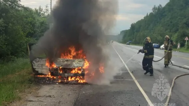 В Вичугском районе на ходу вспыхнул автомобиль