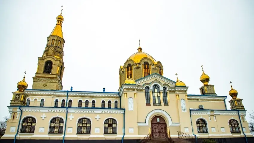 В Луганске художники из Палеха расписывают Петропавловский собор