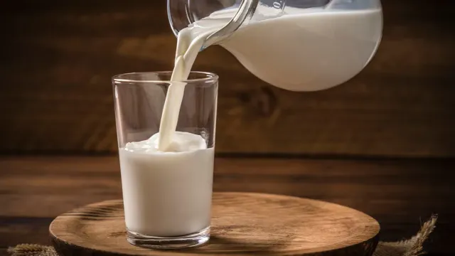 Молока слишком много: Выливают в мусорку!