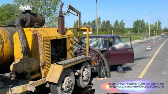 В Ивановской области пожилой водитель сбил пешехода и врезался в «МАЗ»