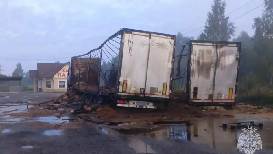 В Палехском районе огонь уничтожил два грузовика В Палехском районе огонь уничтожил два грузовика