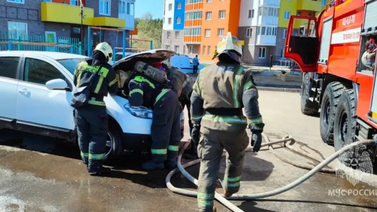 Около здания ГИБДД в Иванове загорелся автомобиль, который привезли ставить  на учет