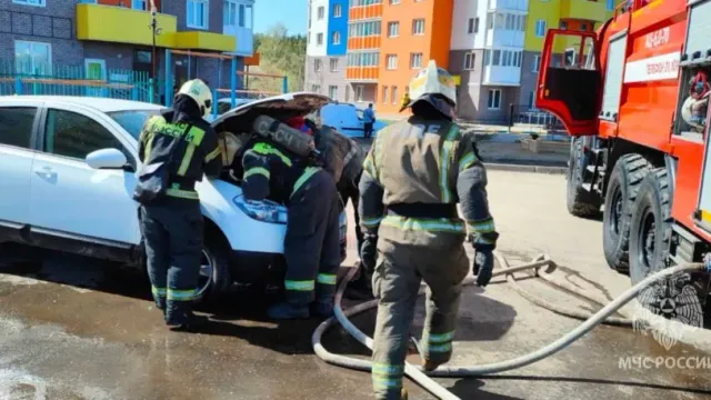 Около здания ГИБДД в Иванове загорелся автомобиль, который привезли ставить на учет