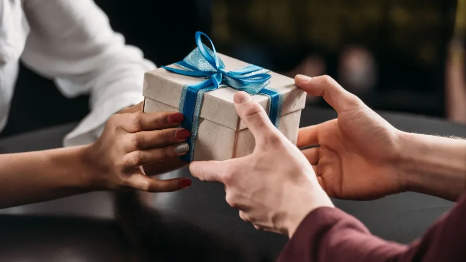 Россияне рассказали, что хотят подарить близким на Новый год