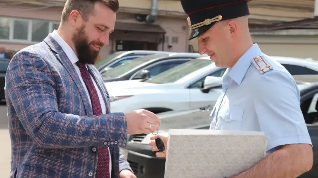 Владимир Шарыпов передал автомобиль Фрунзенскому районному отделу полиции