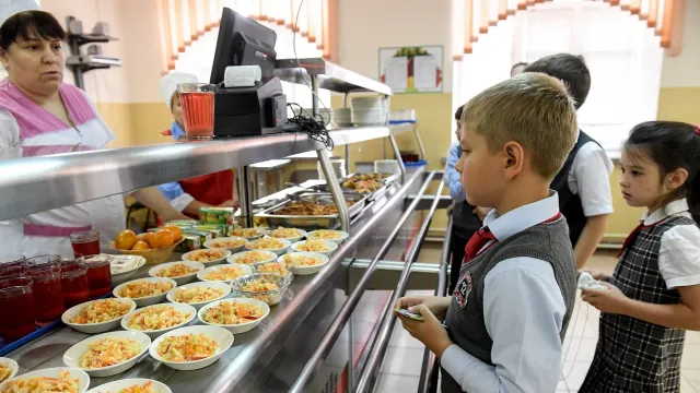 ЧТО ЕДЯТ В ШКОЛЕ? Вся правда о новых обедах: