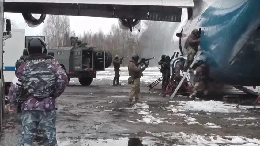 В ивановском аэропорту прошли учения по освобождению заложников из самолета