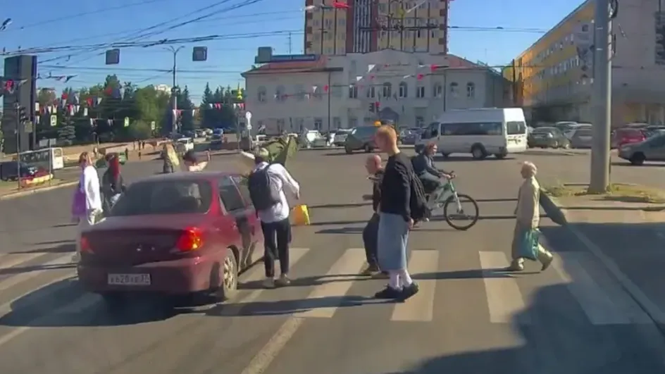 В Иванове на пешеходном переходе иномарка сбила женщину