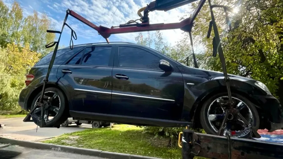 Жителя Иванова за долги заковали в наручники и изъяли у него Mercedes Жителя Иванова за долги заковали в наручники и изъяли у него Mercedes