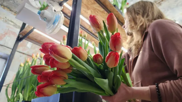 Женщин завалили цветами: Праздники им не нравятся?