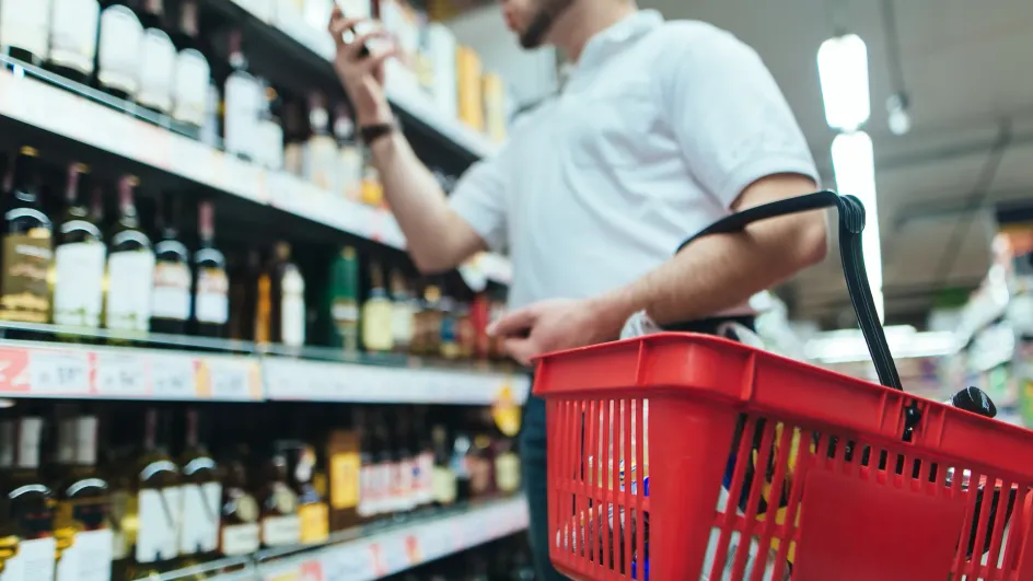 Продажи алкоголя в России продолжают падать каждый месяц