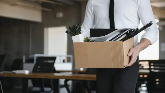 Хочешь уволиться? Будешь сидеть без работы!