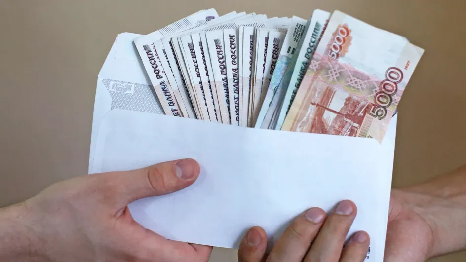 Стало известно, как в России различаются зарплаты и пенсии