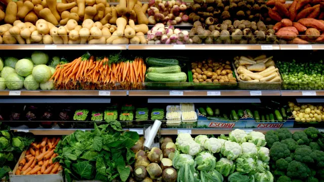 Огурцы по цене манго: Что происходит в России?