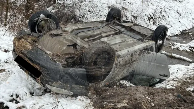 В Шуйском районе перевернулся автомобиль, ранена женщина