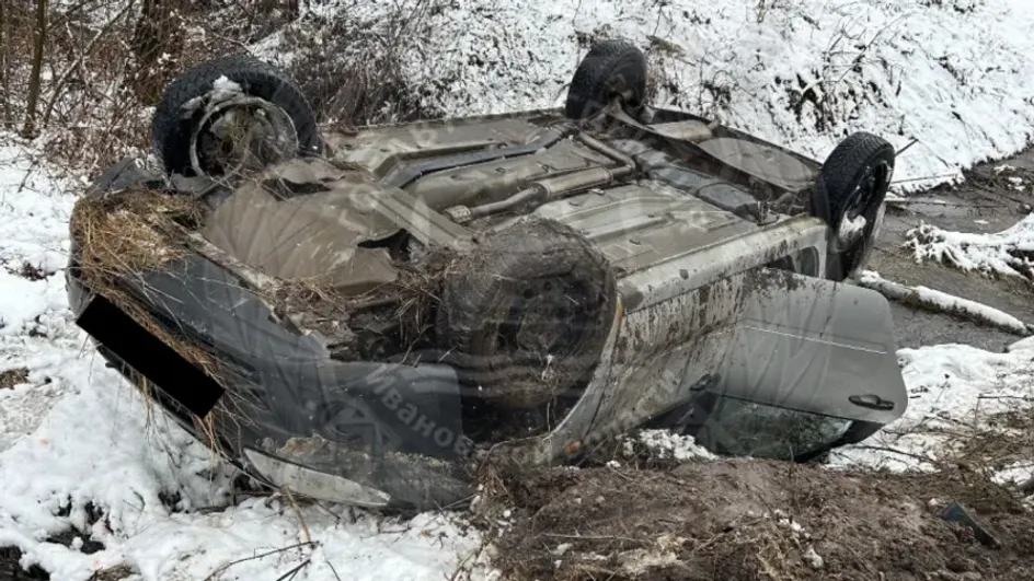 В Шуйском районе перевернулся автомобиль, ранена женщина
