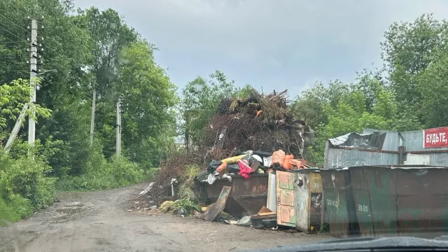 В Шуе высота мусорных куч рядом с контейнерами достигла роста человека