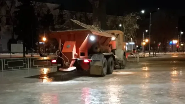 В Иванове коммунальщики продолжают бороться с гололедом