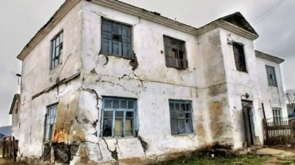 В Заволжске снесли весьма опасный дом