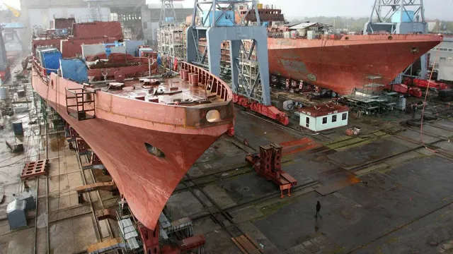 Кризис отступает? Россияне пошли работать на заводы!