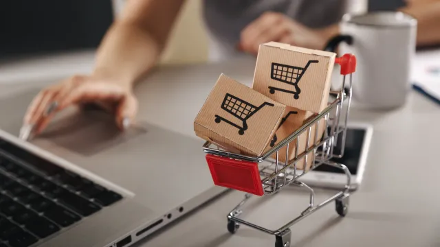 Россияне массово ушли в онлайн: Магазины пустуют!