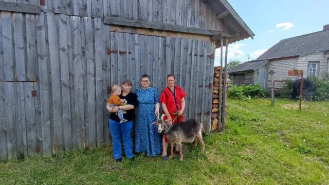 В Кинешемском районе многодетная семья получила в подарок козочку