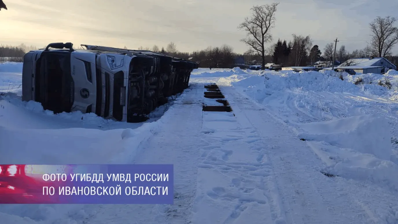 В Ивановской области фура опрокинулась при заезде на весовой контроль