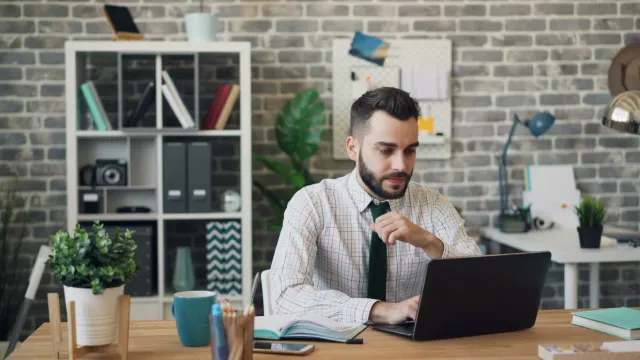 СБЕЖАТЬ ИЗ КАБИНЕТА: Что бесит россиян на работе?!