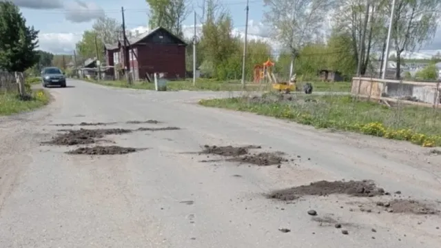 Жители Новописцова недовольны ямочным ремонтом на улицах поселка