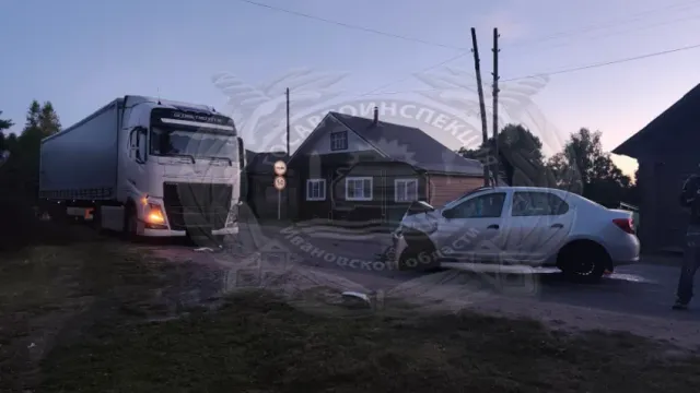 В Лухском районе иномарка угодила под фуру, пострадал молодой человек